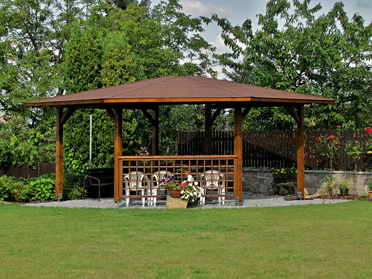Altán nebo pergola: Jaký je mezi nimi rozdíl a který se hodí na vaši zahradu?