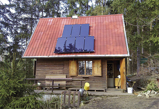 sol&aacute;rn&iacute; panel na zahradn&iacute;m domku